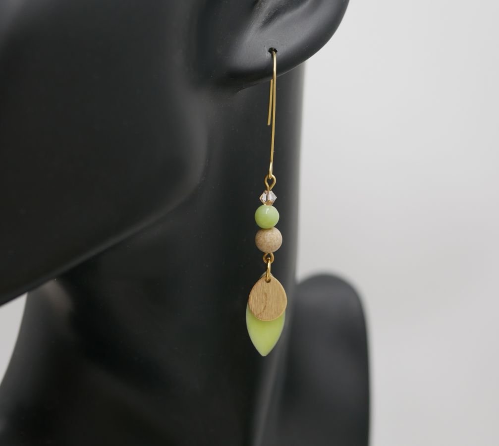 Conjunto de brincos e pulseira de couro com lantejoulas verdes amêndoas