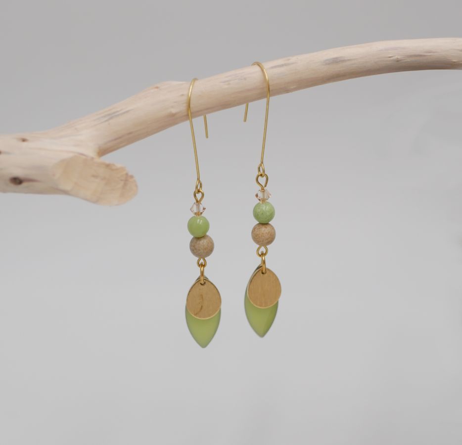Conjunto de brincos e pulseira de couro com lantejoulas verdes amêndoas