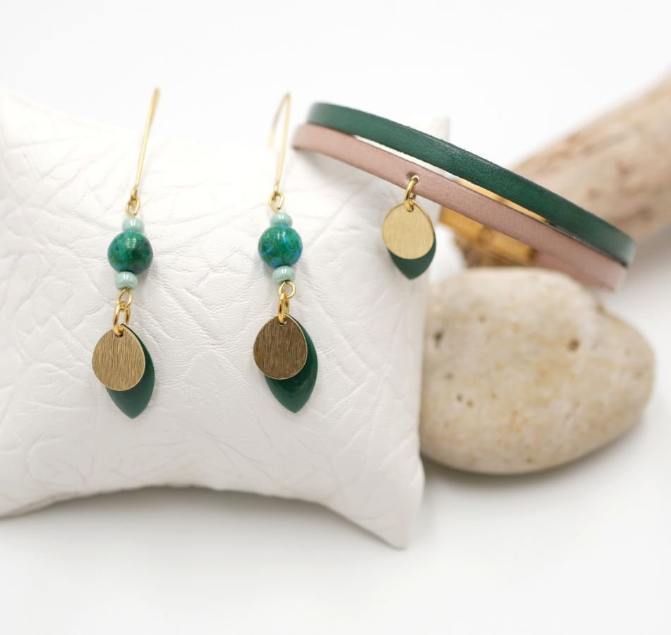 Conjunto de brincos e bracelete de couro com lantejoulas verdes de abeto