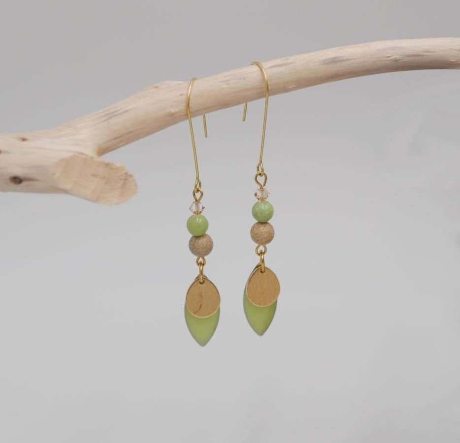 Conjunto de brincos e pulseira de couro com lantejoulas verdes amêndoas