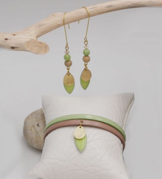 Conjunto de brincos e pulseira de couro com lantejoulas verdes am&ecirc;ndoas