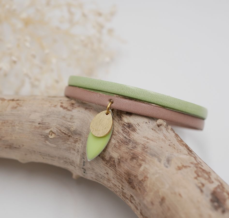 Conjunto de brincos e pulseira de couro com lantejoulas verdes amêndoas