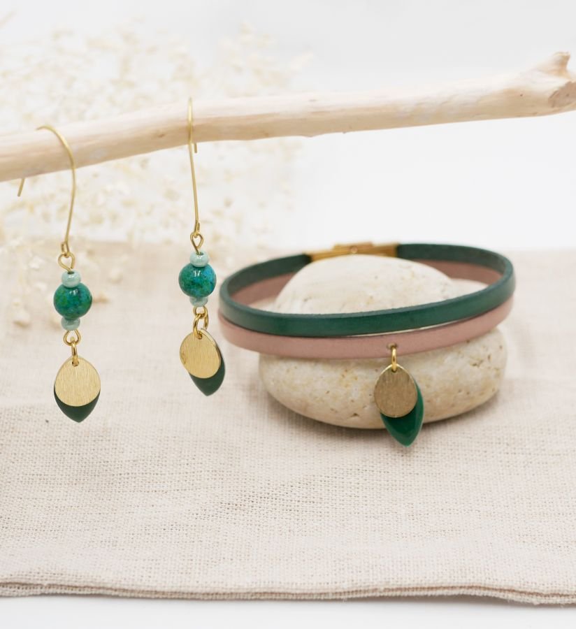 Conjunto de brincos e bracelete de couro com lantejoulas verdes de abeto