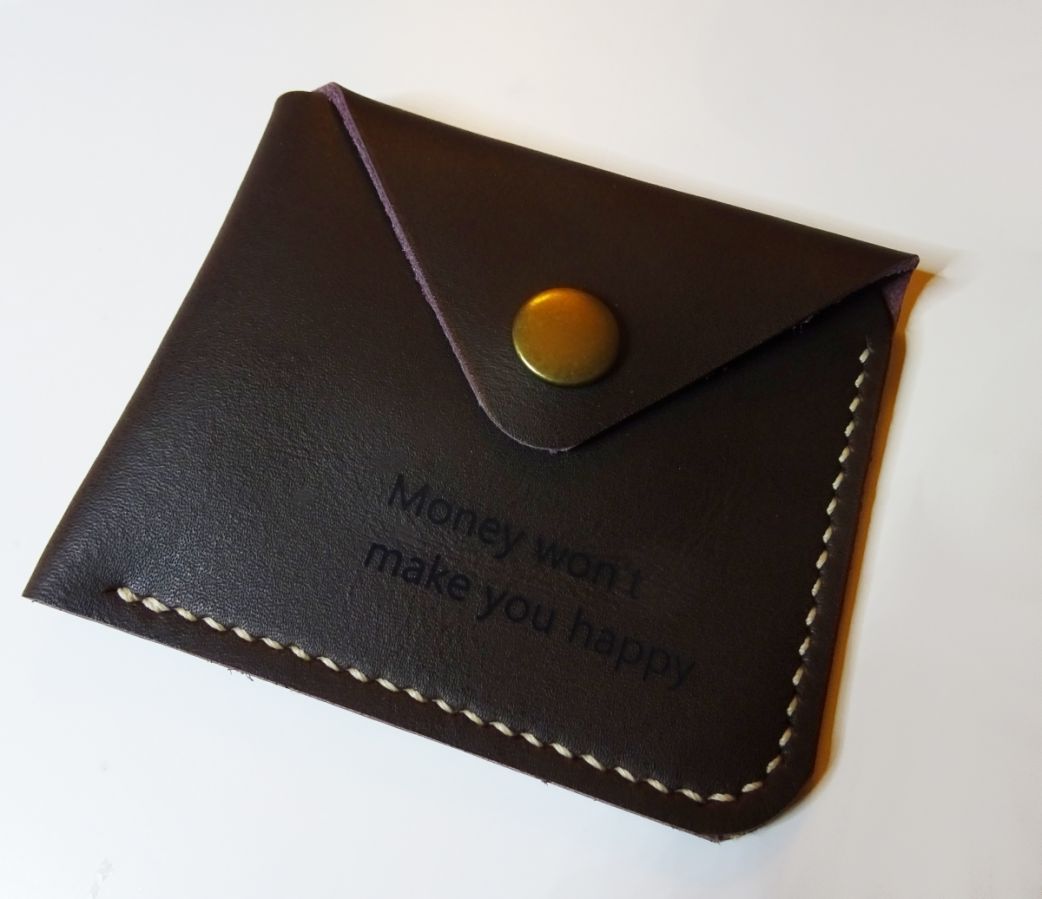Bolsa de couro para café com botão gravado