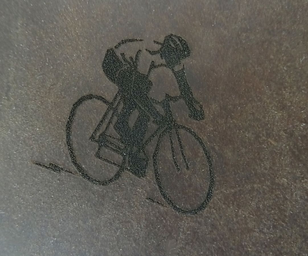 Bolsa de couro para café com botão gravado