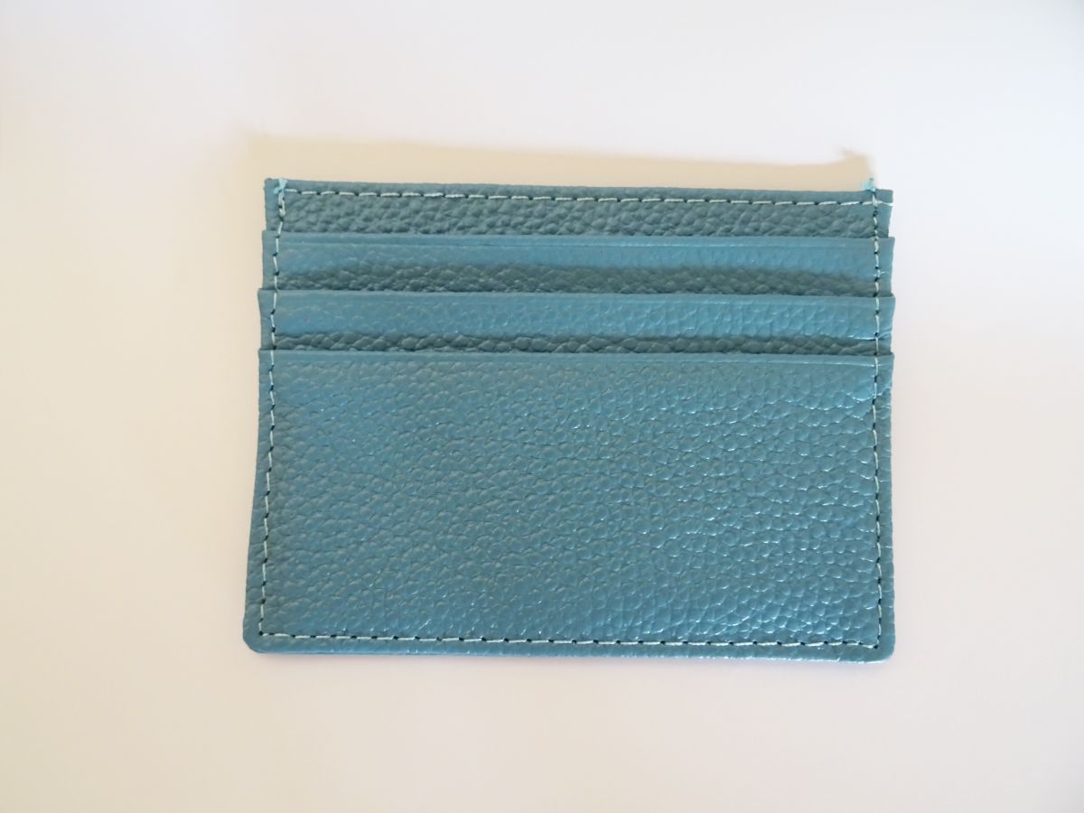 Porta-cartões em pele azul clara