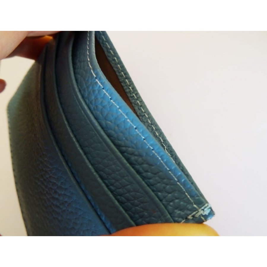 Porta-cartões em pele azul clara