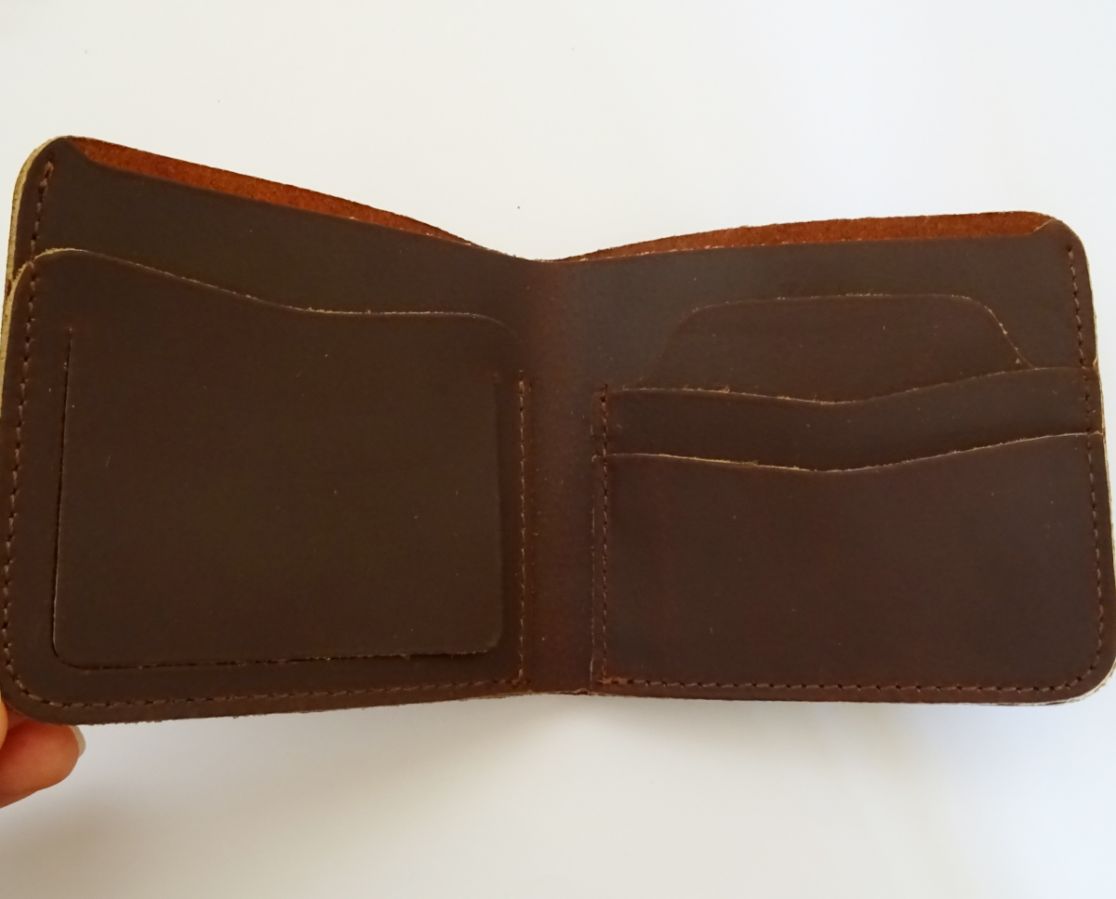 Porta-cartões em pele castanha grossa gravada