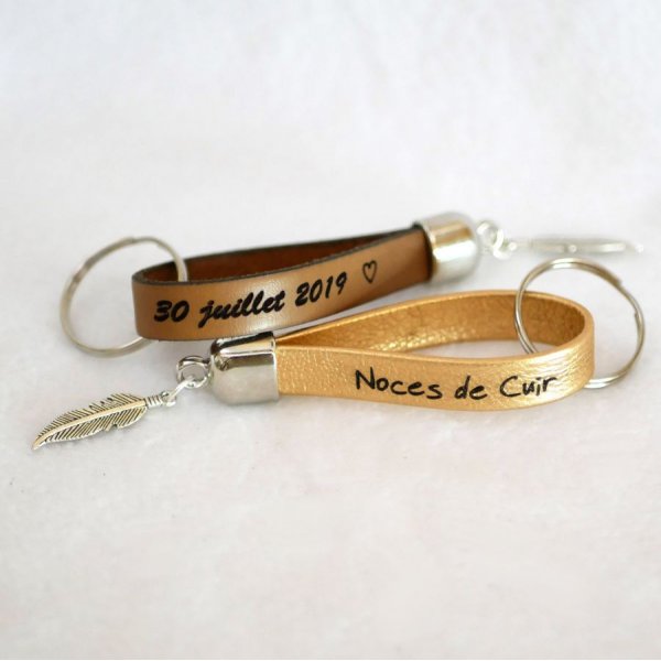 Porta-chaves em pele a personalizar atrav&eacute;s de grava&ccedil;&atilde;o com o pingente &agrave; sua escolha