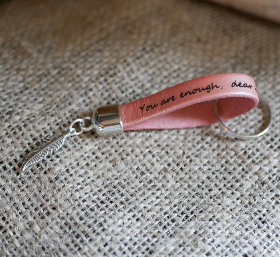 Porta-chaves em pele a personalizar através de gravação com o pingente à sua escolha