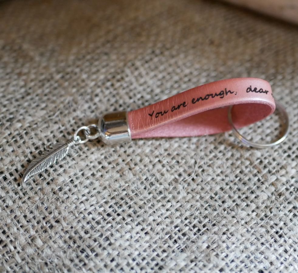Porta-chaves em pele a personalizar através de gravação com o pingente à sua escolha