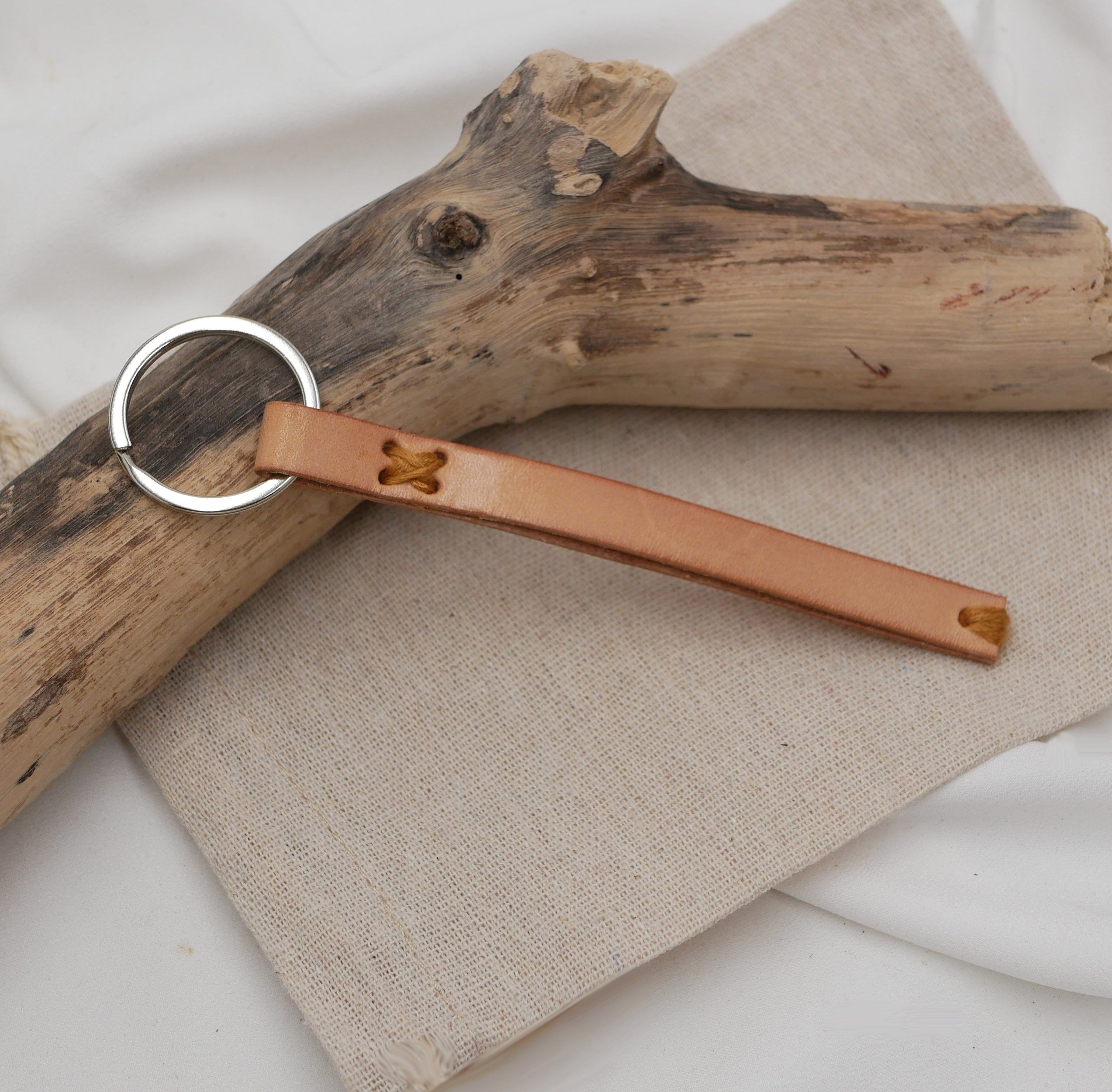 Porta-chaves em pele cosido &agrave; m&atilde;o personaliz&aacute;vel