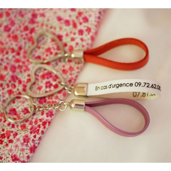 Porta-chaves em pele personaliz&aacute;vel com nome e mensagem telef&oacute;nica