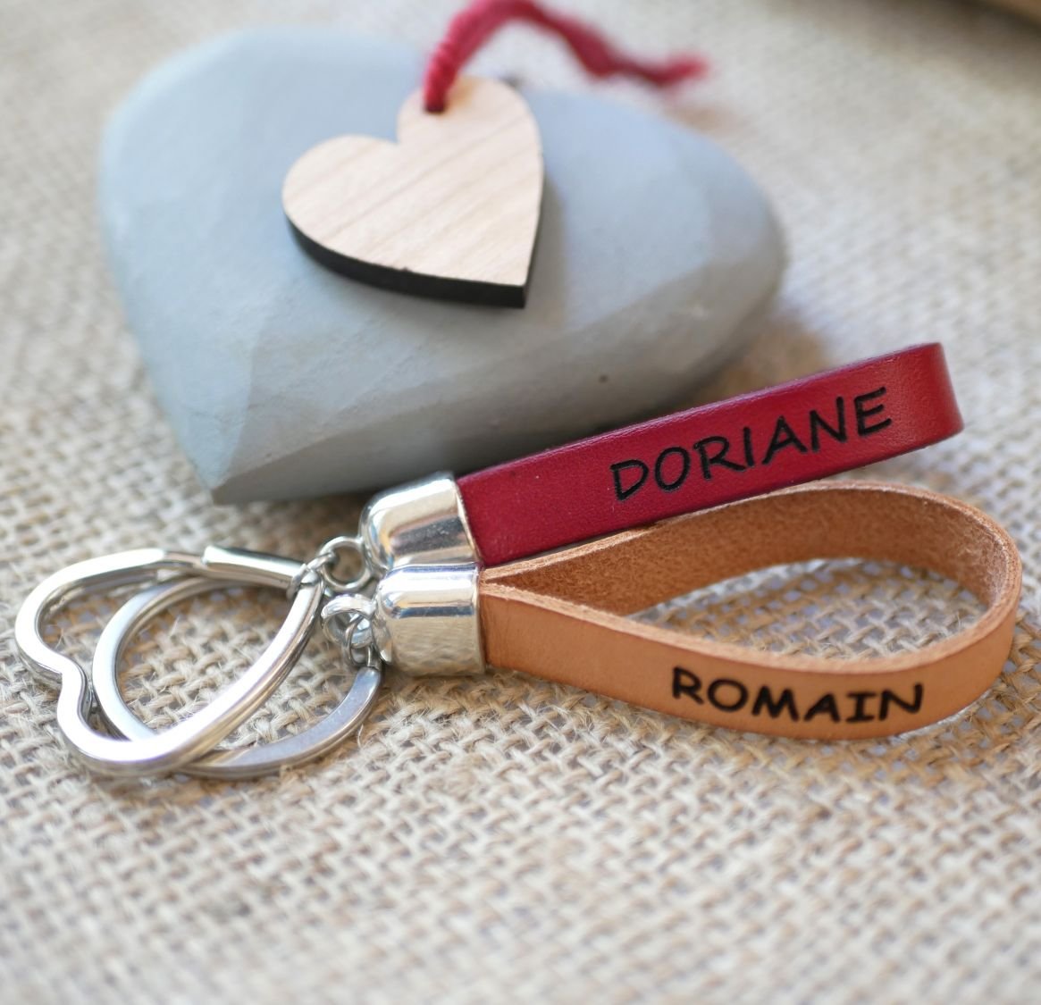 Porta-chaves em pele personalizável com nome e mensagem telefónica