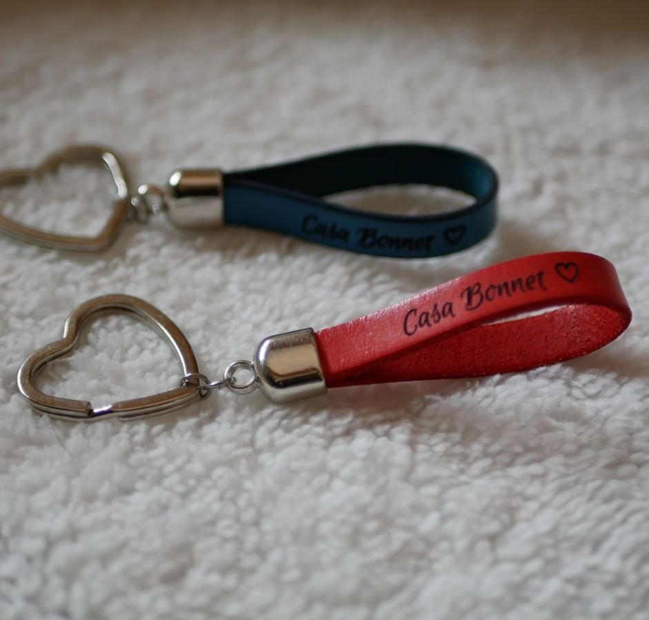 Porta-chaves em pele personalizável com nome e mensagem telefónica