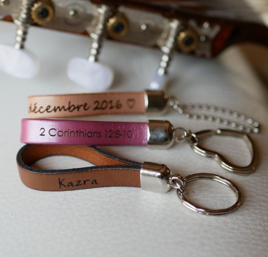 Porta-chaves em pele personalizável com nome e mensagem telefónica