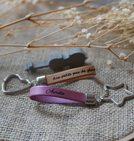 Porta-chaves em pele personaliz&aacute;vel com nome e mensagem telef&oacute;nica