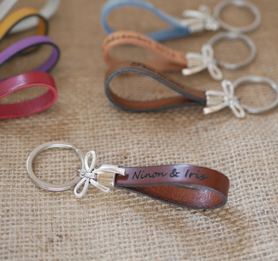 Porta-chaves em pele a personalizar através de gravura decorada com um laço