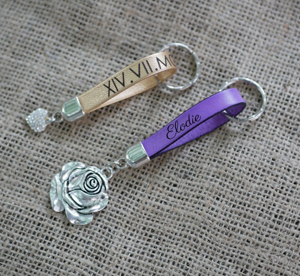 Porta-chaves em pele a personalizar através de gravação com o pingente à sua escolha