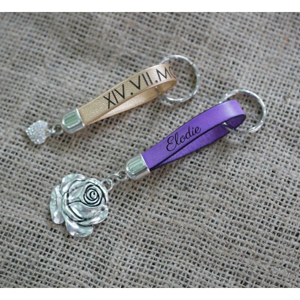 Porta-chaves em pele a personalizar atrav&eacute;s de grava&ccedil;&atilde;o com o pingente &agrave; sua escolha