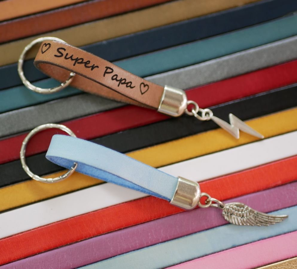 Porta-chaves em pele a personalizar através de gravação com o pingente à sua escolha