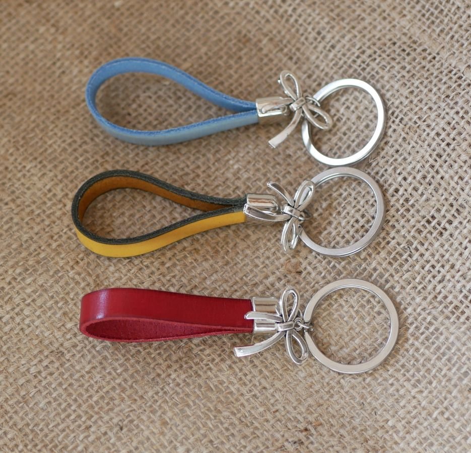 Porta-chaves em pele a personalizar através de gravura decorada com um laço