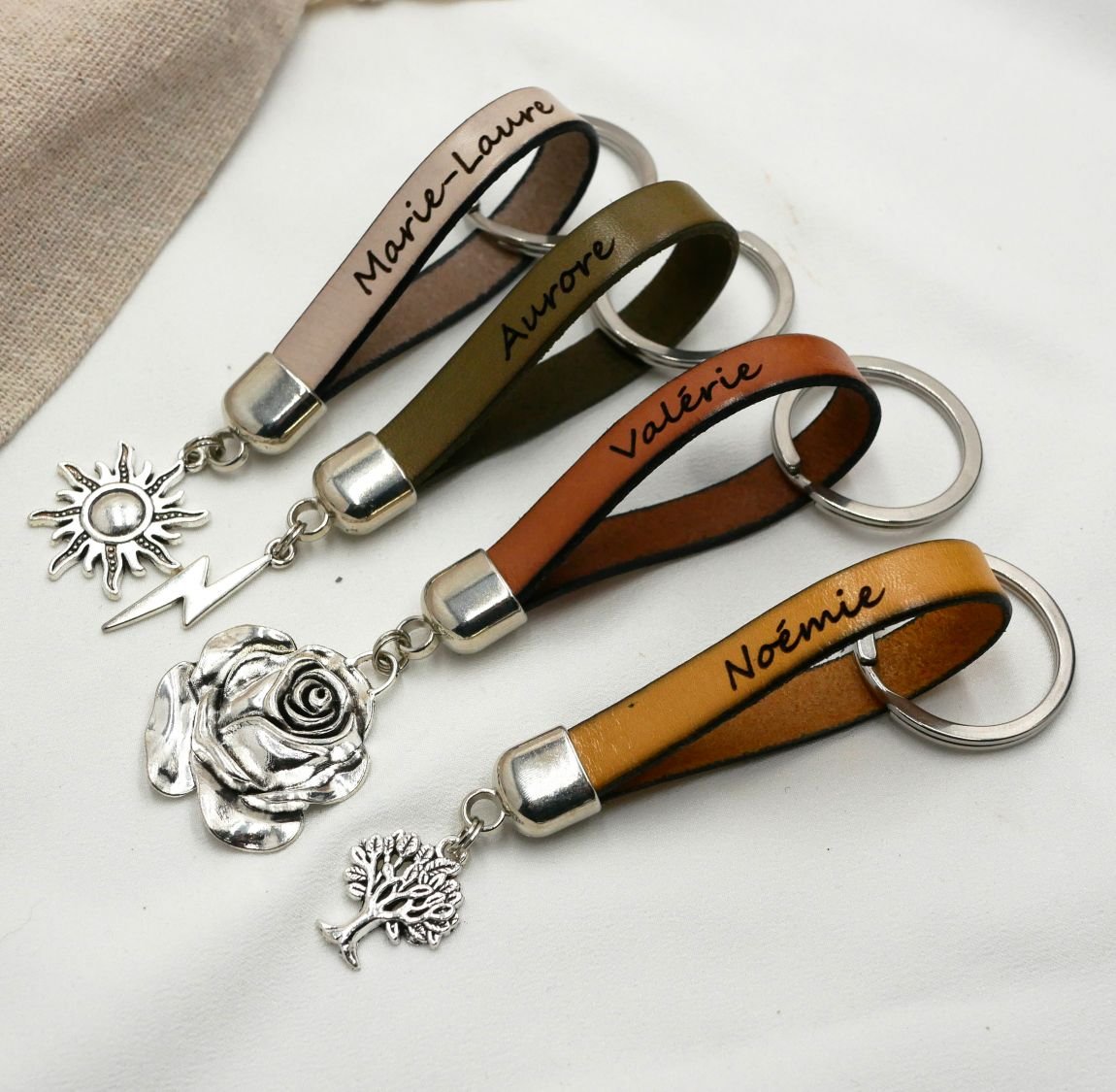 Porta-chaves em pele a personalizar através de gravação com o pingente à sua escolha