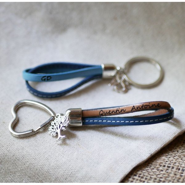 Porta-chaves duplo em pele para personalizar atrav&eacute;s de grava&ccedil;&atilde;o com o pingente &agrave; sua escolha