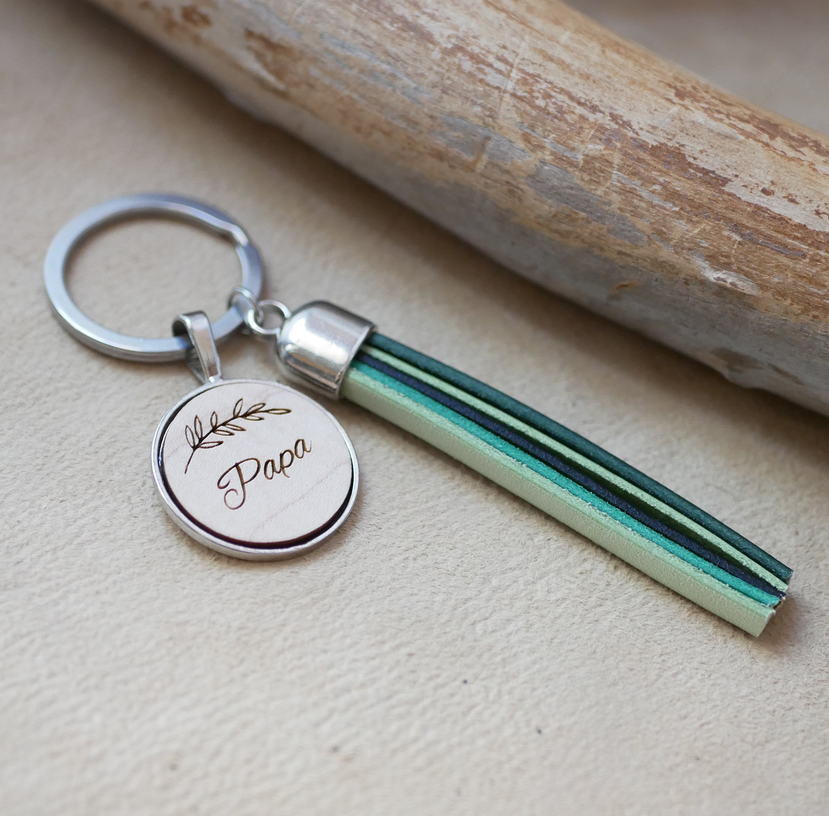 Porta-chaves personalizado em couro e madeira para jóias com pompom em couro e cabochão gravado