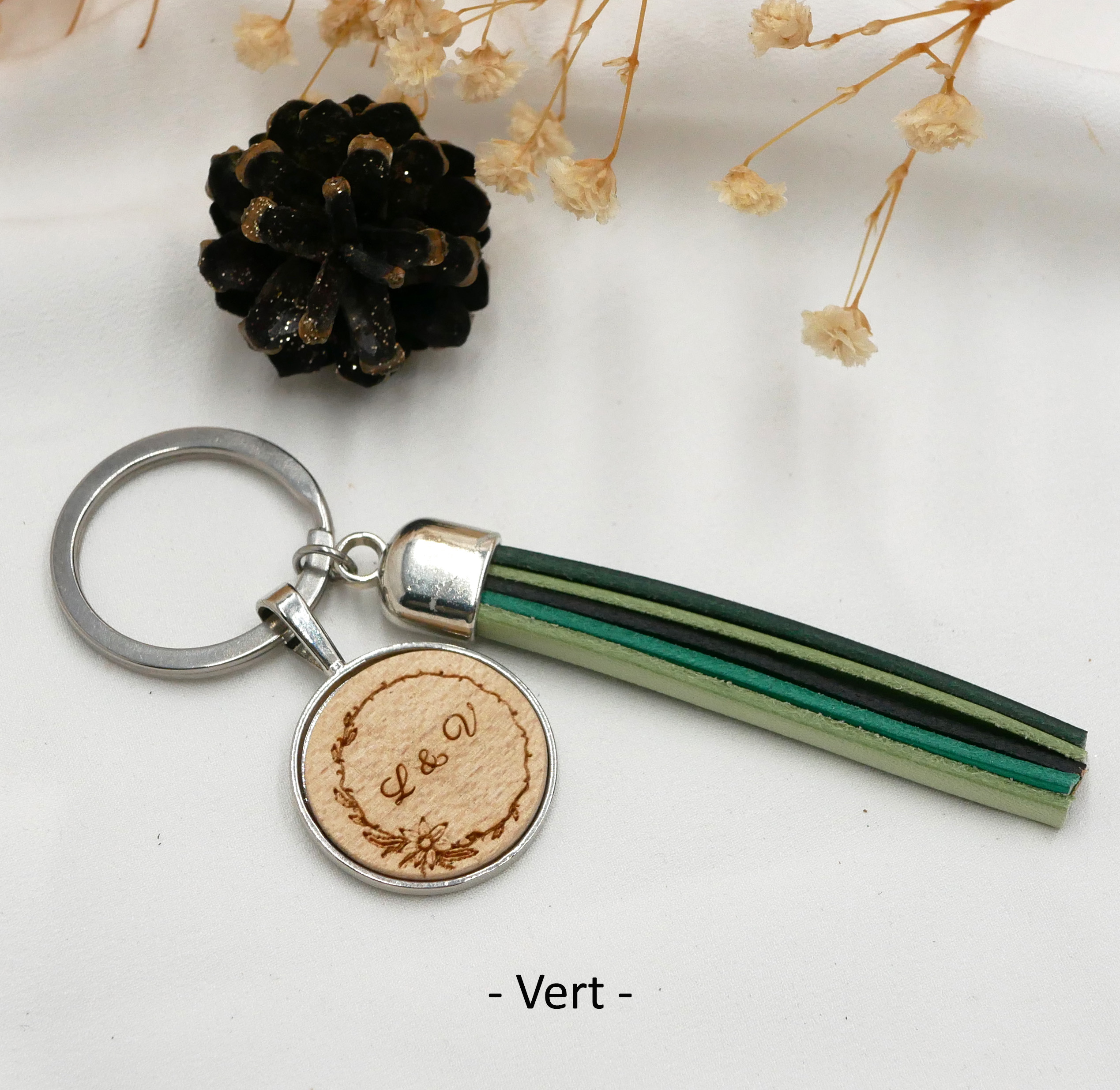 Porta-chaves personalizado em couro e madeira para jóias com pompom em couro e cabochão gravado