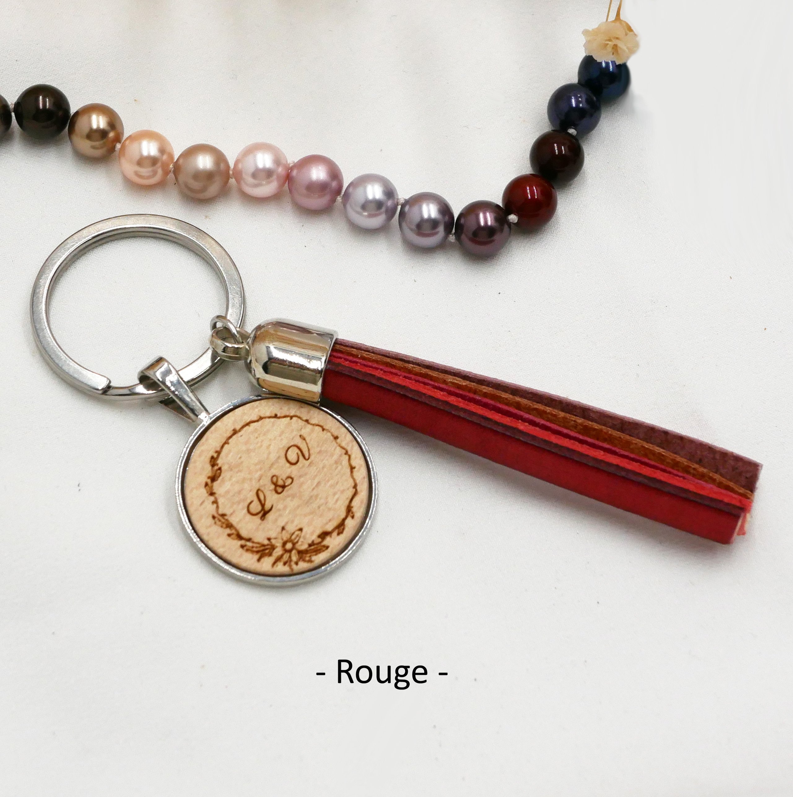 Porta-chaves personalizado em couro e madeira para jóias com pompom em couro e cabochão gravado