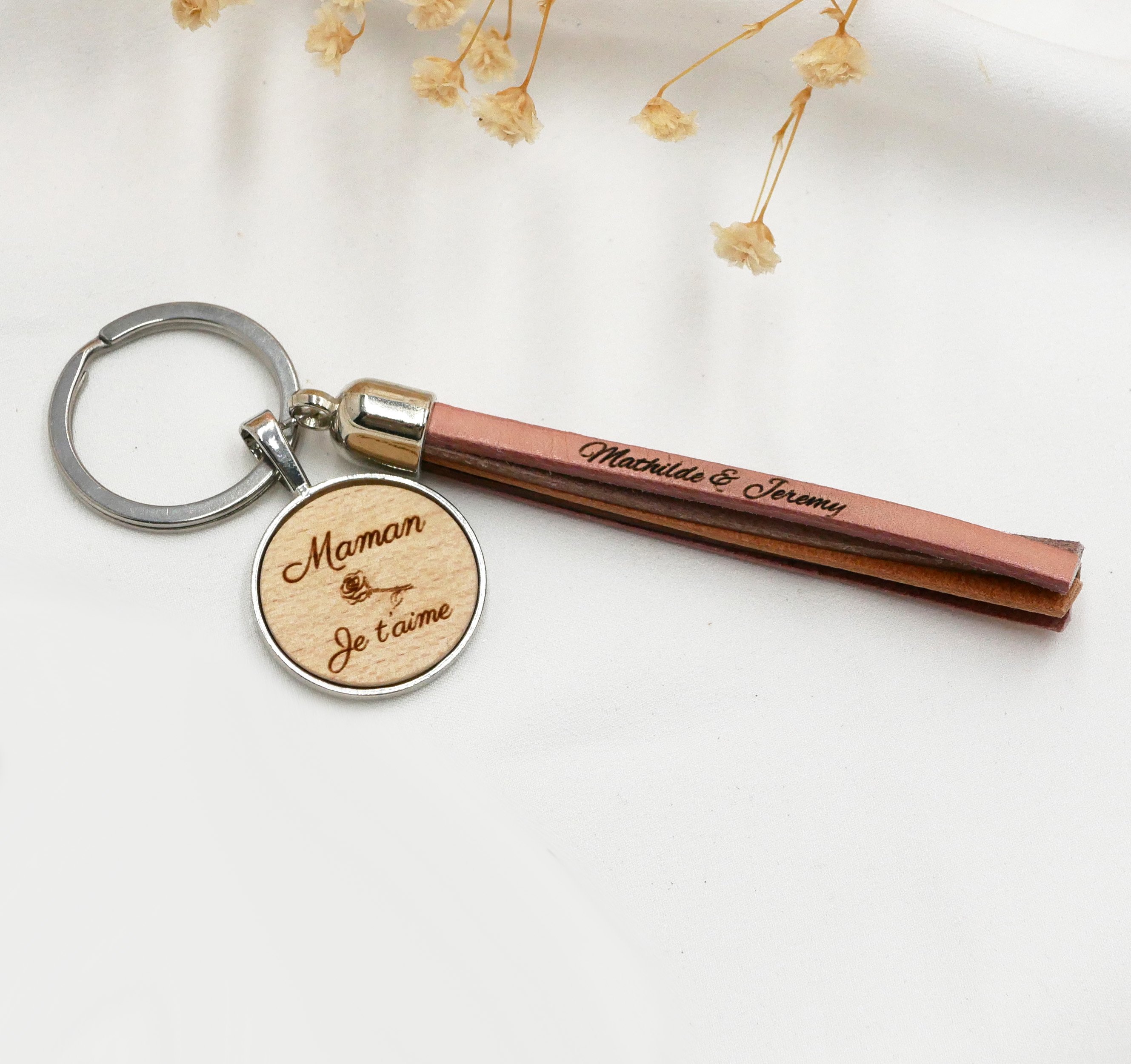 Porta-chaves personalizado em couro e madeira para jóias com pompom em couro e cabochão gravado
