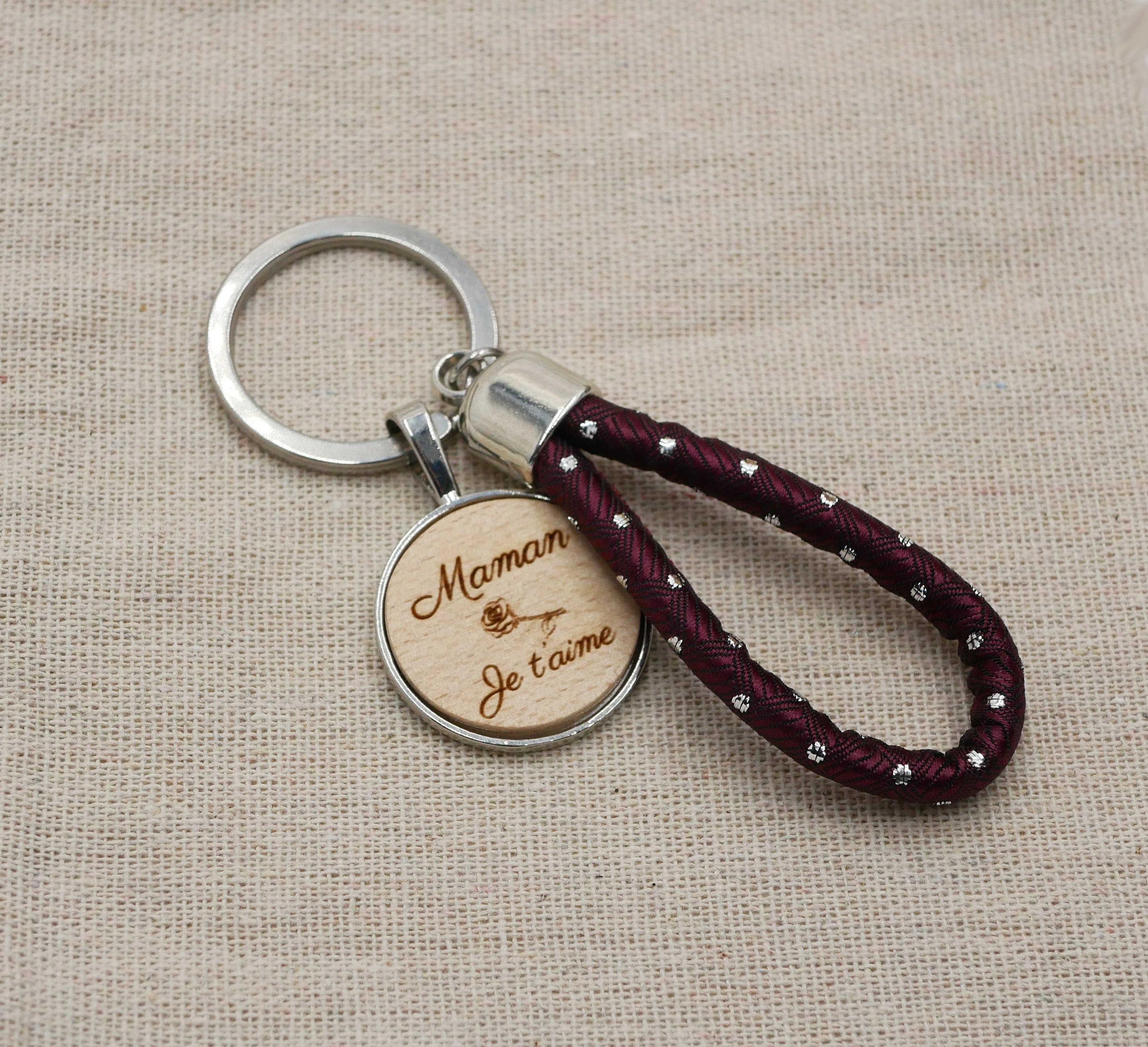 Porta-chaves com cabochão de madeira gravado e argola de corda personalizada numa seleção de cores
