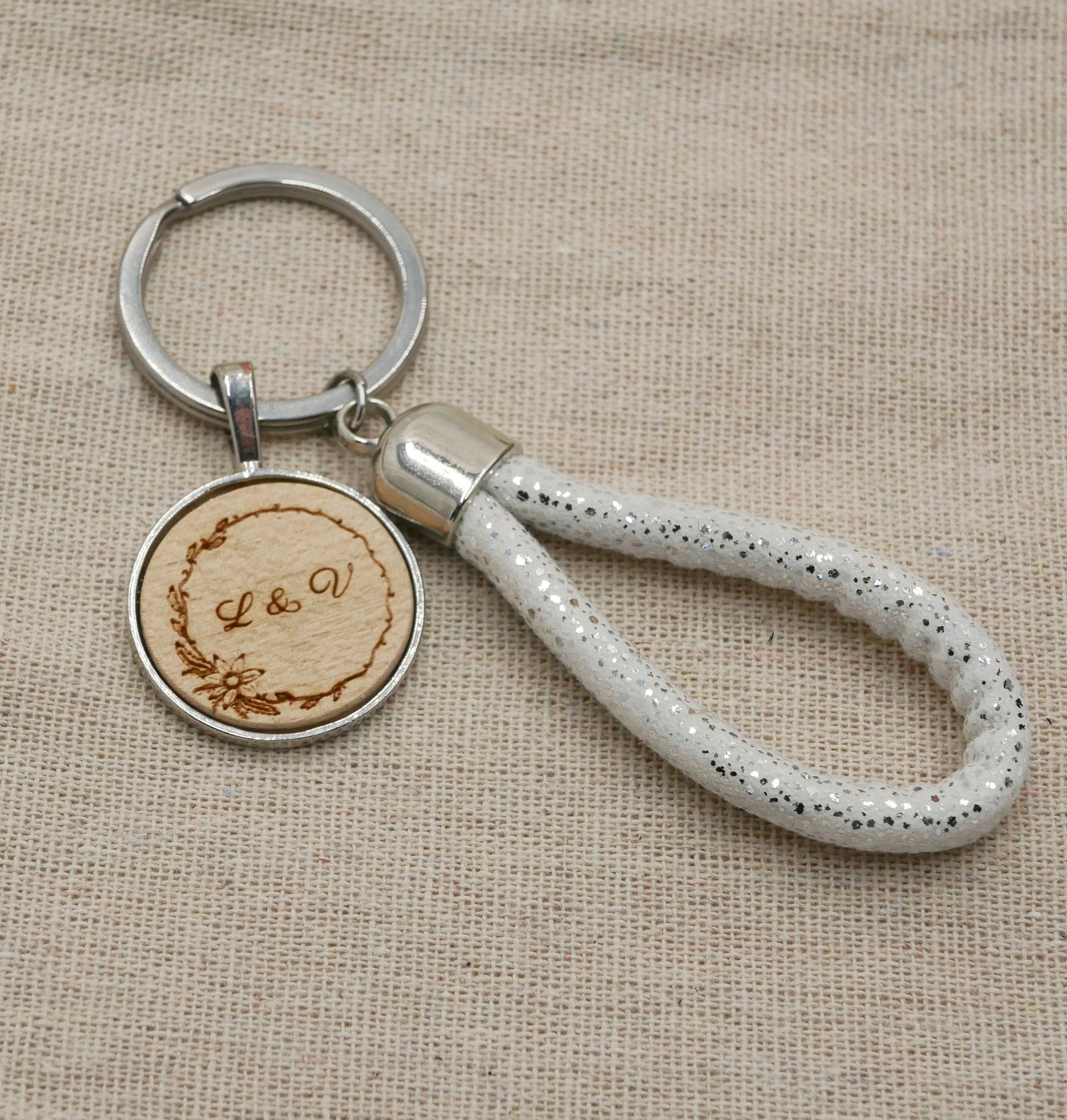 Porta-chaves com cabochão de madeira gravado e argola de corda personalizada numa seleção de cores