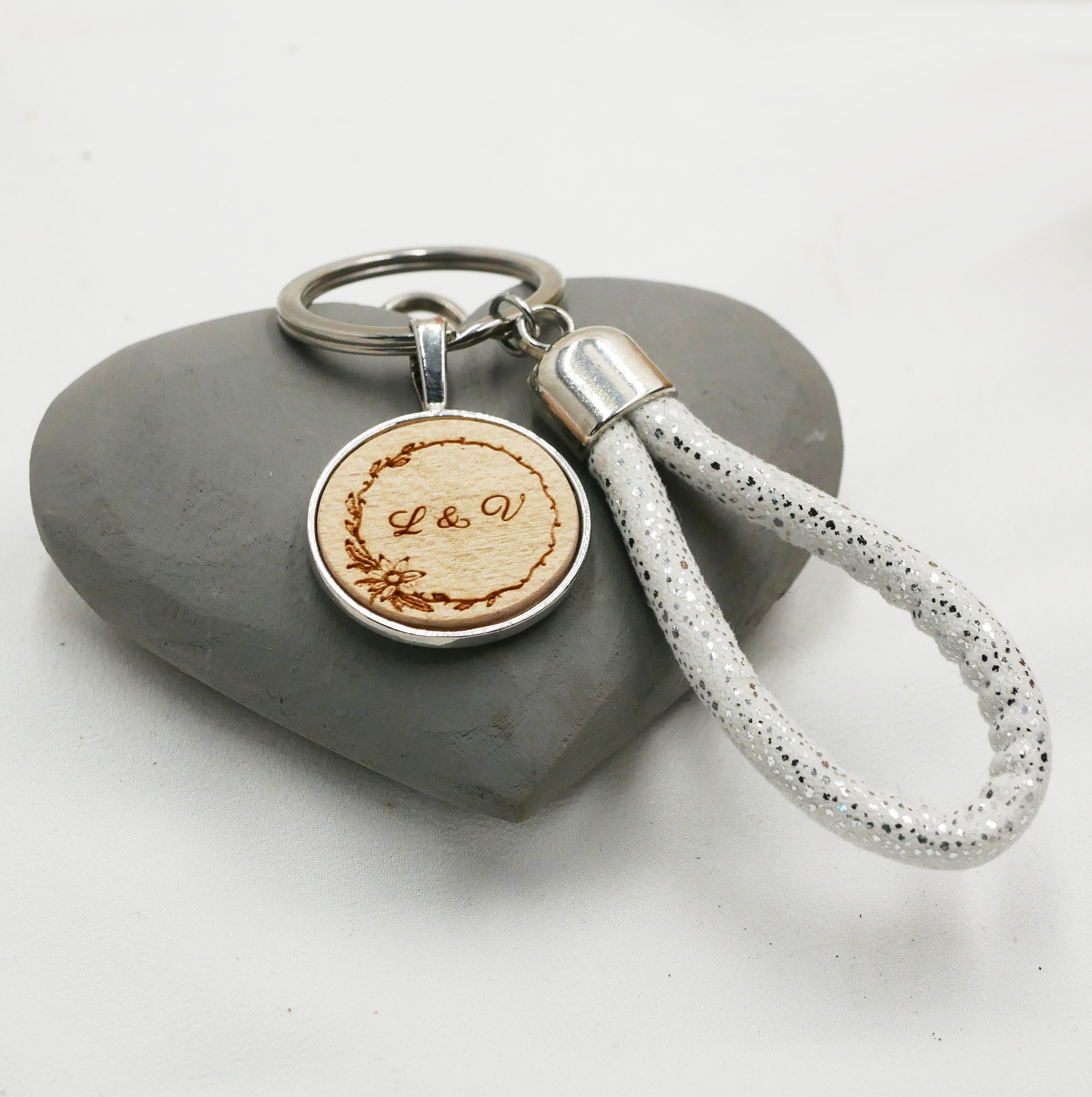 Porta-chaves com cabochão de madeira gravado e argola de corda personalizada numa seleção de cores