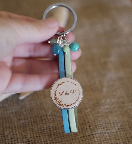 Porte-clé personnalisé en cuir double avec cabochon en bois.