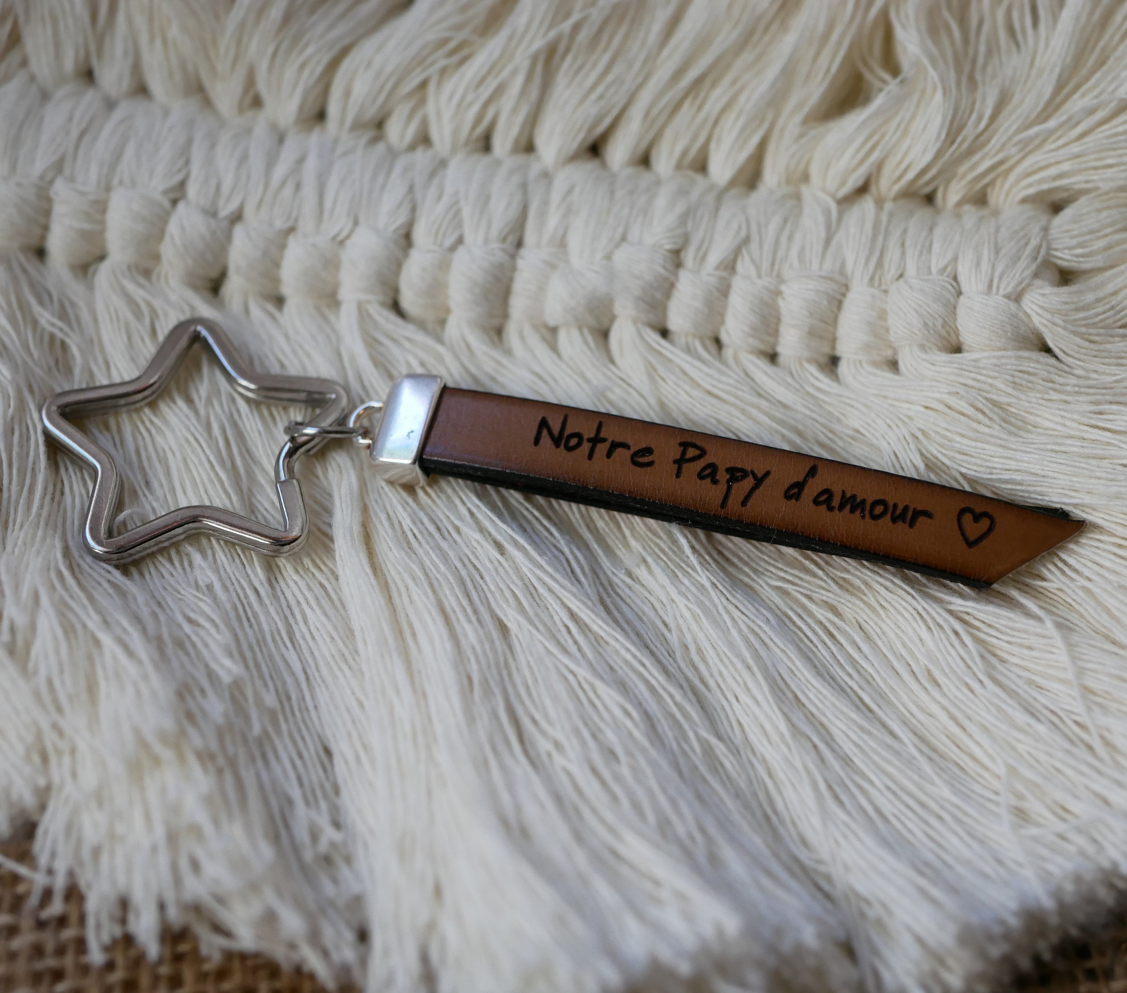 Porta-chaves duplo plano em pele para personalizar com um nome, telefone ou mensagem