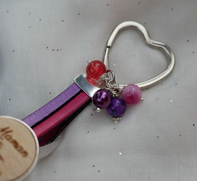 Porte-clé en cuir avec cabochon bois et perles colorées.