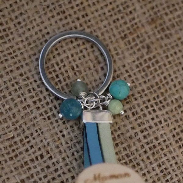 Porte-clé en cuir personnalisé avec perles et cabochon bois.