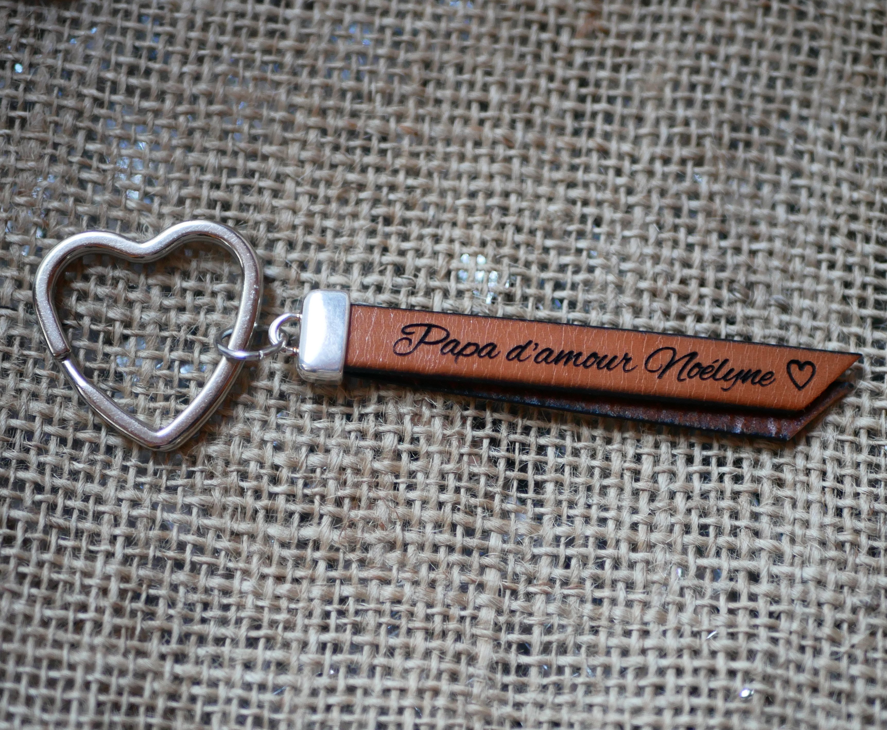 Porta-chaves duplo plano em pele para personalizar com um nome, telefone ou mensagem