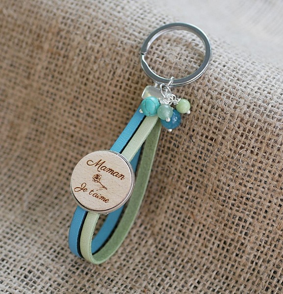 Porte-clé personnalisé en cuir double avec cabochon en bois.