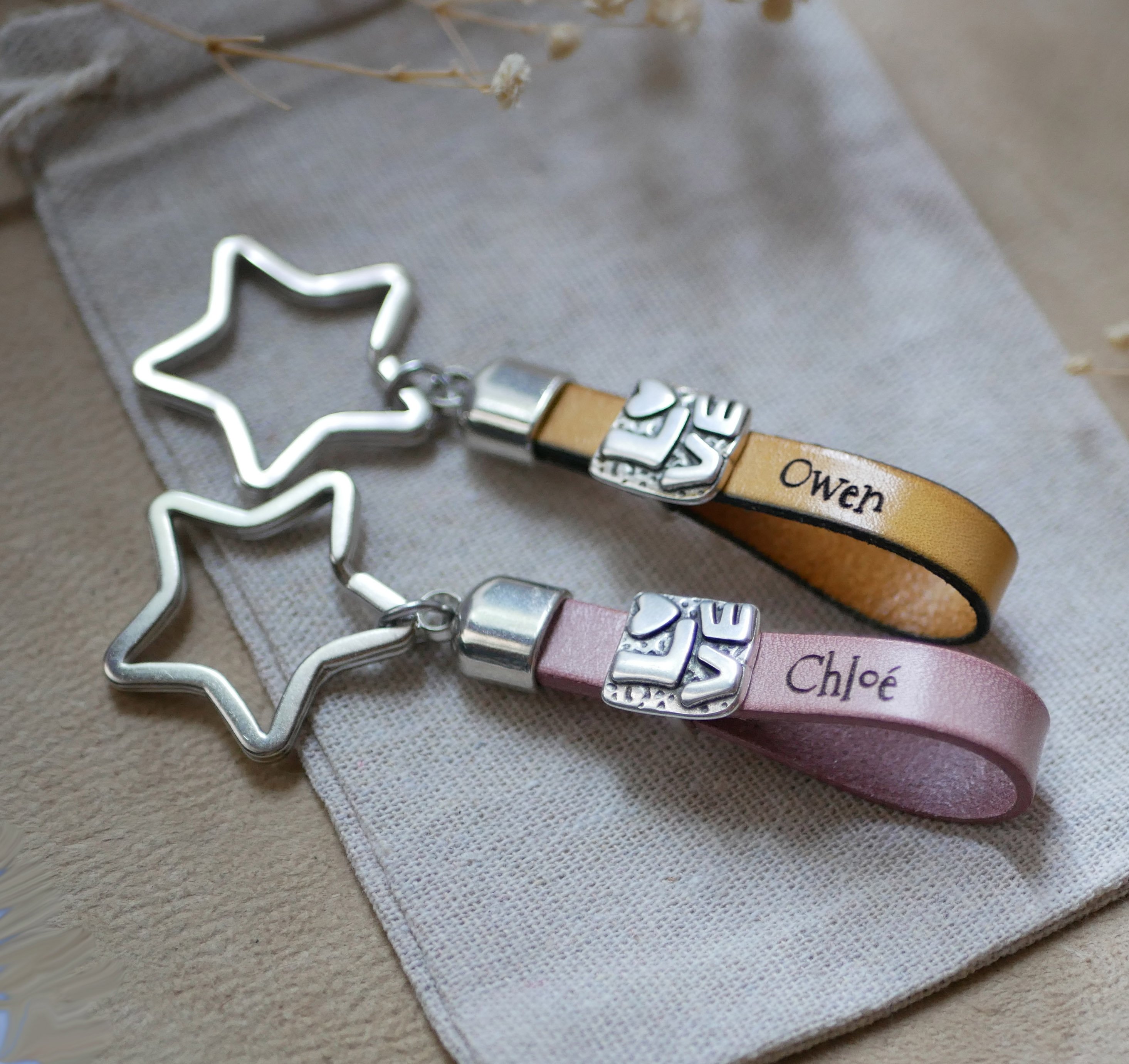 Porta-chaves em pele para o amor, personaliz&aacute;vel com grava&ccedil;&atilde;o para o Dia dos Namorados