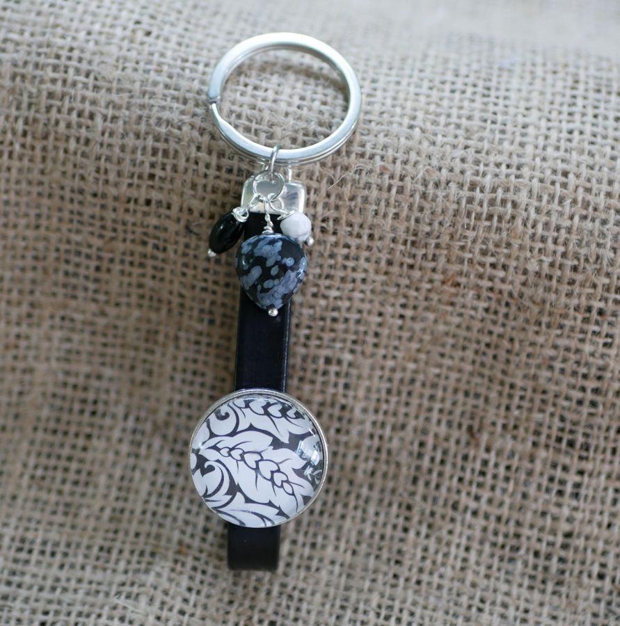 Porta-chaves em pele ou jóia de bolsa, cabochon preto e branco e pérolas