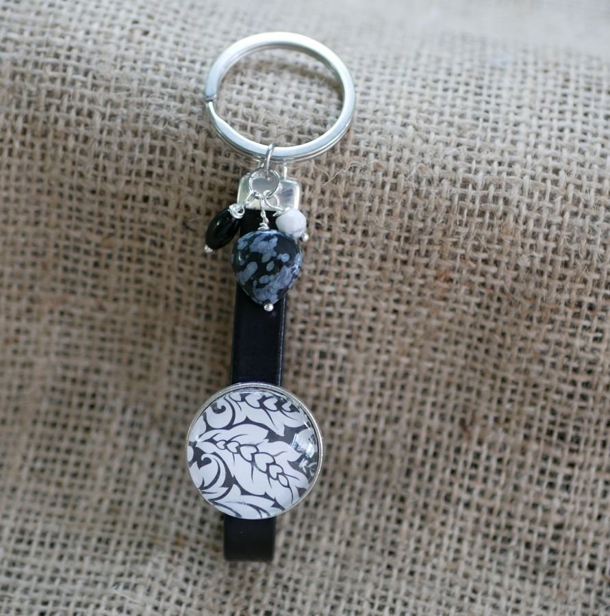 Porta-chaves em pele ou jóia de bolsa, cabochon preto e branco e pérolas