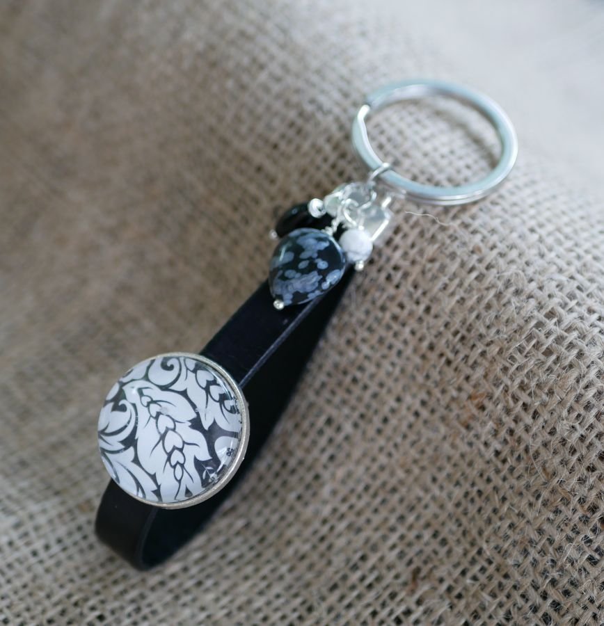 Porta-chaves em pele ou jóia de bolsa, cabochon preto e branco e pérolas