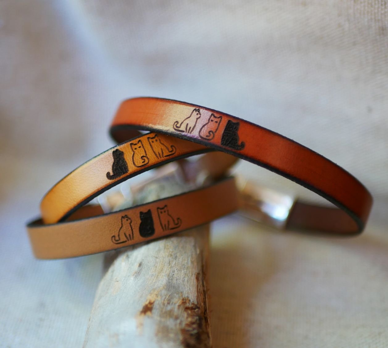 Trio de pulseiras de couro personalizadas através de gravura com desenhos à sua escolha