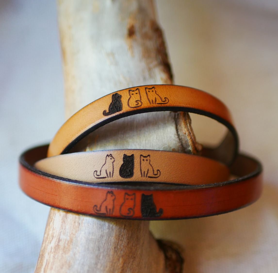 Trio de pulseiras de couro personalizadas através de gravura com desenhos à sua escolha