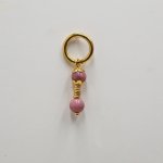 Brinco individual com pérolas de rodonite cor-de-rosa e argola grande em ouro