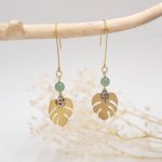 Brincos, latão em bruto, folhas de monstera e trevo