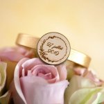 Pulseira de couro com cabochon de madeira gravada em bronze